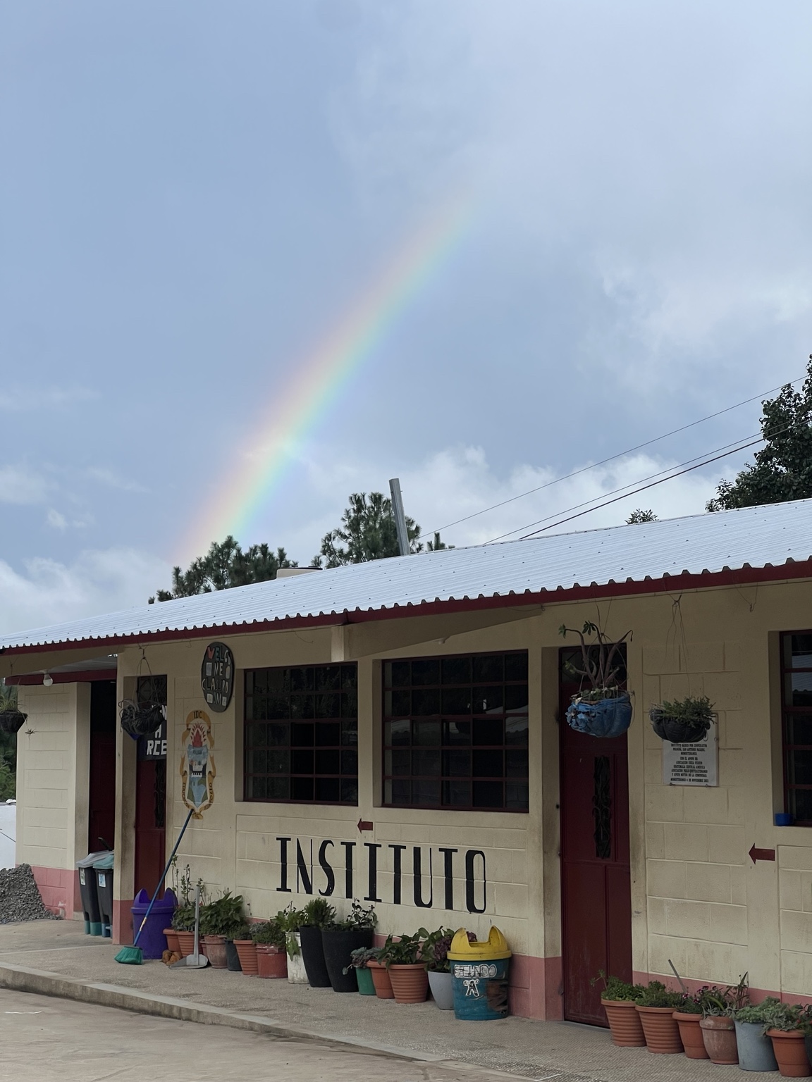 Un arcoíris sobre las aulas del instituto