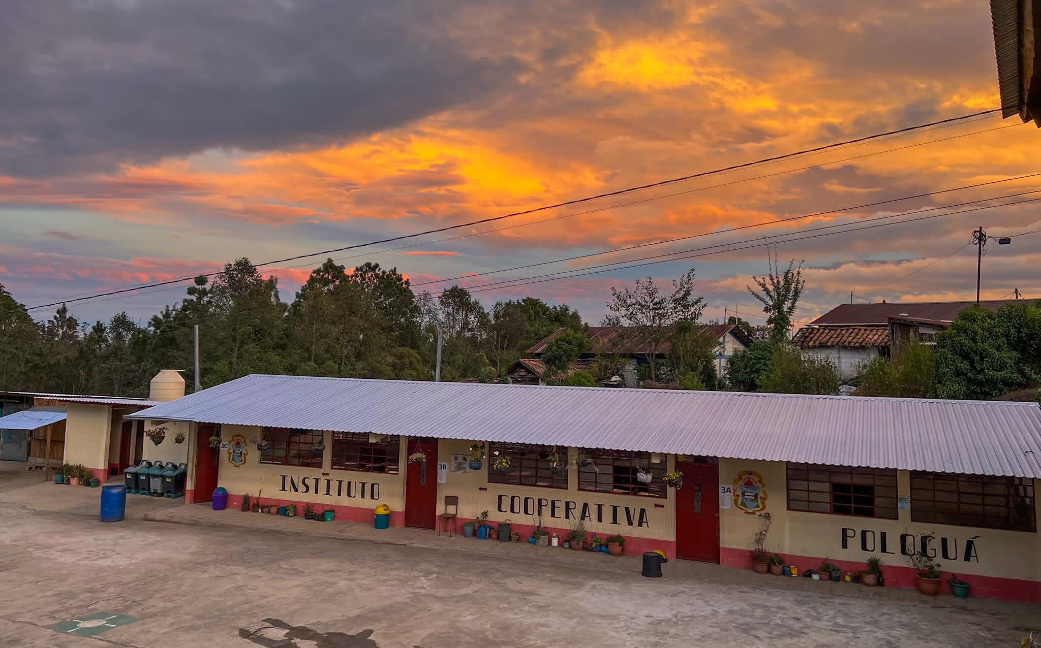 Instalaciones del Instituto Básico por Cooperativa Pologuá al atardecer